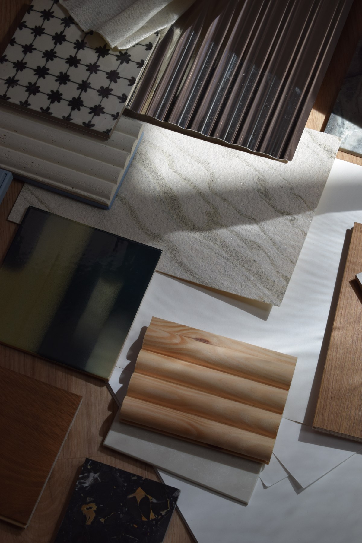 Composition d’échantillons de bois, pierre, carrelage et textures sous la lumière naturelle